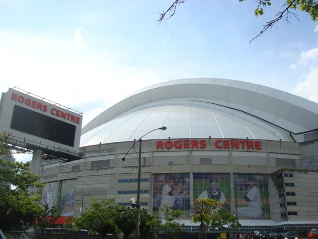 多伦多蓝鸟的主场 rogers centre ,是 人工草皮